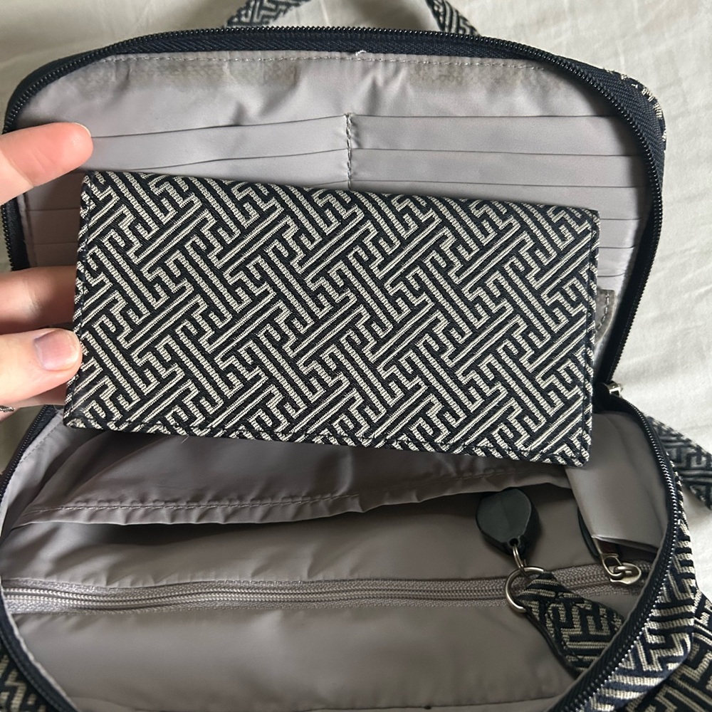 Travelon Crossbody Bag and wallet - Picture 6 of 7